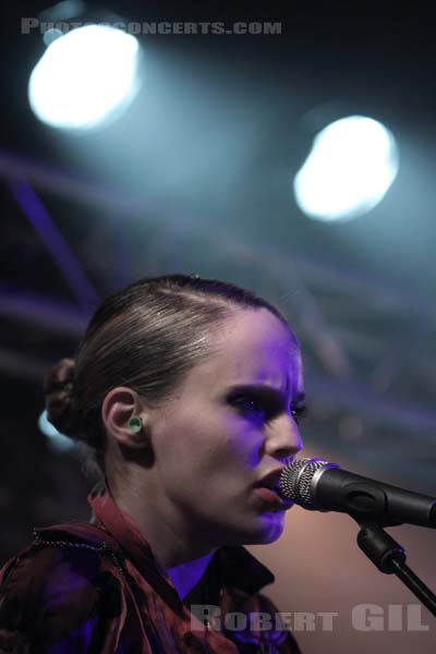 ANNA CALVI - 2010-11-04 - PARIS - La Boule Noire - 
